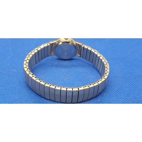 KNX Women's Gold Tone Stainless Steel Vintage Watch- Near Mint Condition - Picture 3 of 6